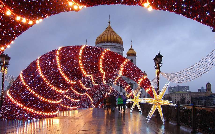 Власти Москвы решили оставить городскую новогоднюю иллюминацию до апреля