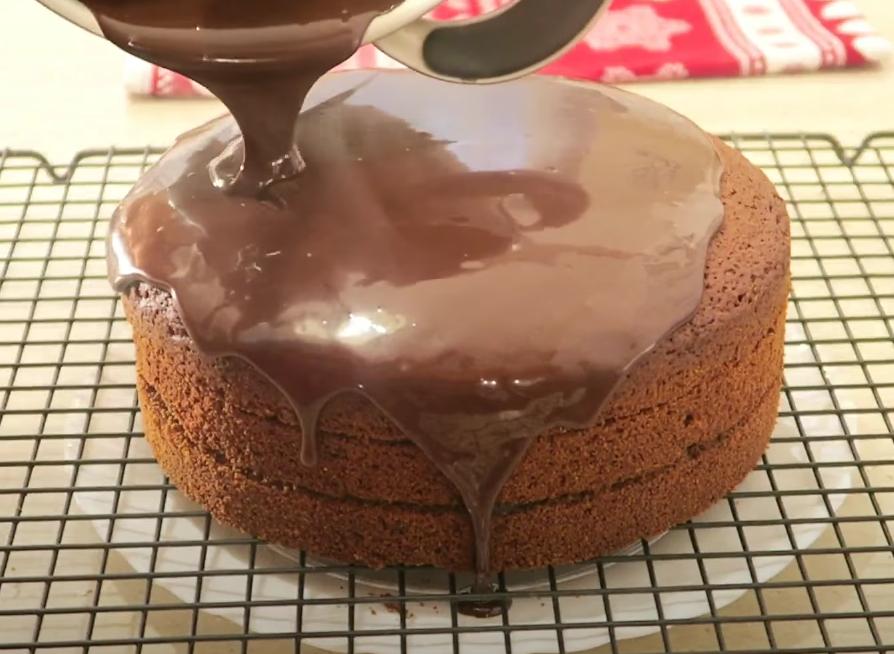 Легкий имбирный пряник со сливовым джемом и шоколадной глазурью: рецепт ароматного и вкусного десерта
