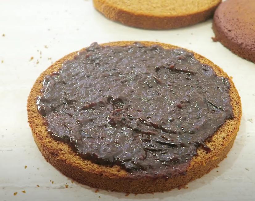 Легкий имбирный пряник со сливовым джемом и шоколадной глазурью: рецепт ароматного и вкусного десерта