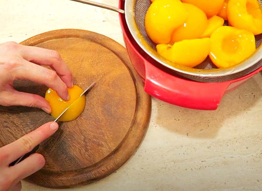 Маковый пирог с персиками и нежной корочкой из миндального безе: рецепт десерта для любителей мака