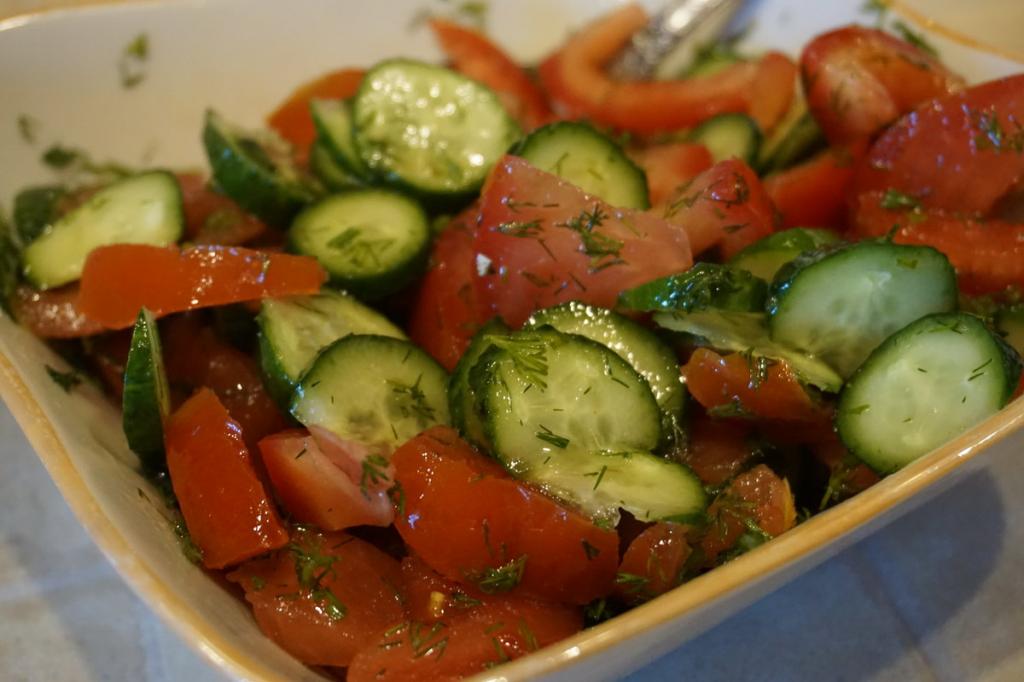 Диетолог прокомментировал слухи о вреде салата из огурцов и помидоров
