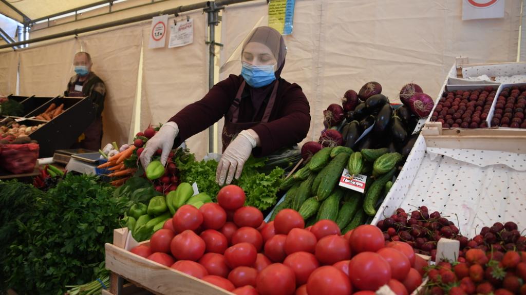 Диетолог прокомментировал слухи о вреде салата из огурцов и помидоров