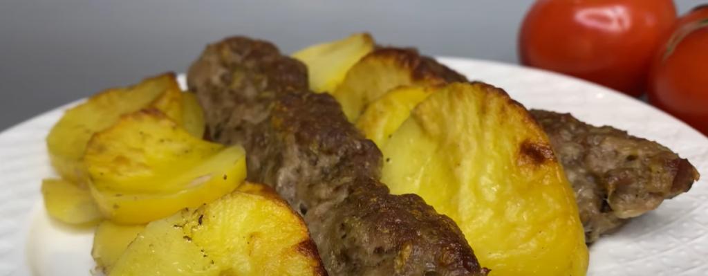 Деталь, которая полностью меняет вкус блюда: почему многие хозяйки выкладывают картошку с фаршем "зеброй"