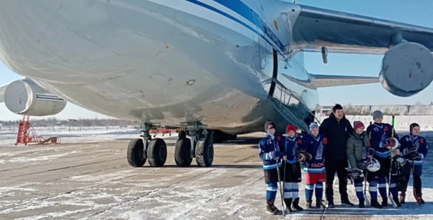 Как развлекаются российские летчики: заливают каток и играют в хоккей на борту самого большого транспортного самолета "Руслан"