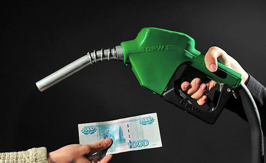 «Расход топлива в пробках выше»: жителям РФ рассказали, как экономить на бензине