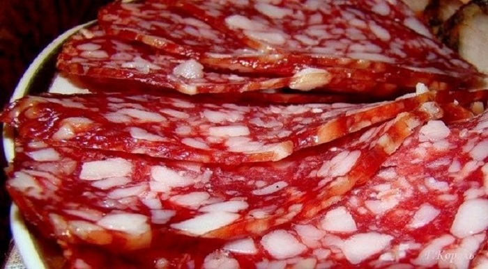 Кровяная, ливерная и не только: какая колбаса опасна для здоровья, а какая — нет
