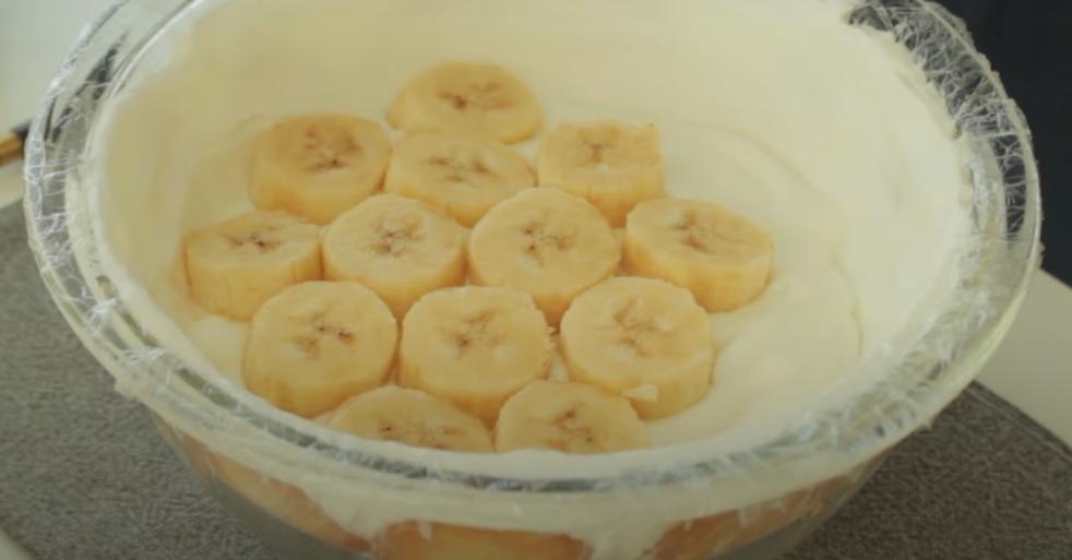 Берем печенье в форме сердечка, спелые бананы, нежный крем и превращаем их в чудесный десерт, который не требует выпекания