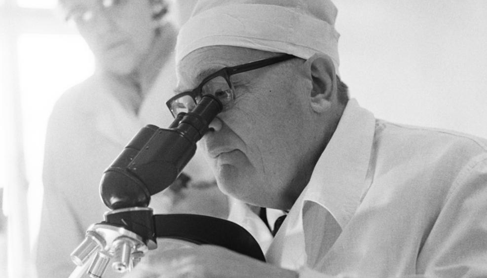 "Испытано на внучке": как вакцина, разработанная учеными из СССР, спасла планету от эпидемии во время «холодной войны»