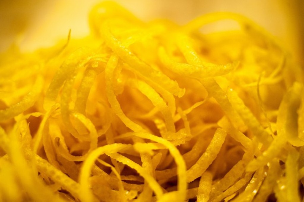 Для ароматизации и не только: как готовить и использовать обезвоженную цедру лимона