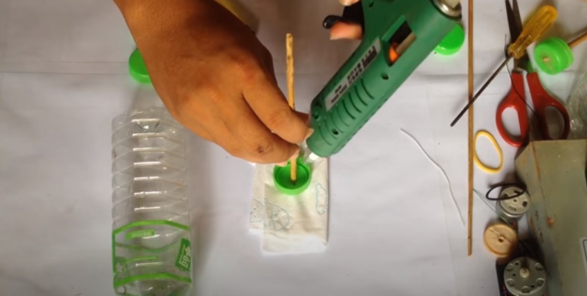 Как превратить пластиковую бутылку в игрушечную машинку: делаем вместе с ребенком