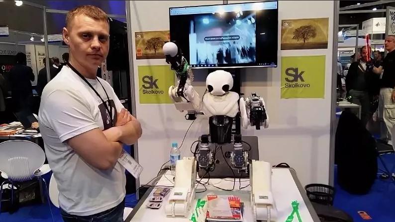 Предназначен для обучения школьников, но может накормить кота и выключить утюг: инженер из Владивостока создал уникального робота Адама