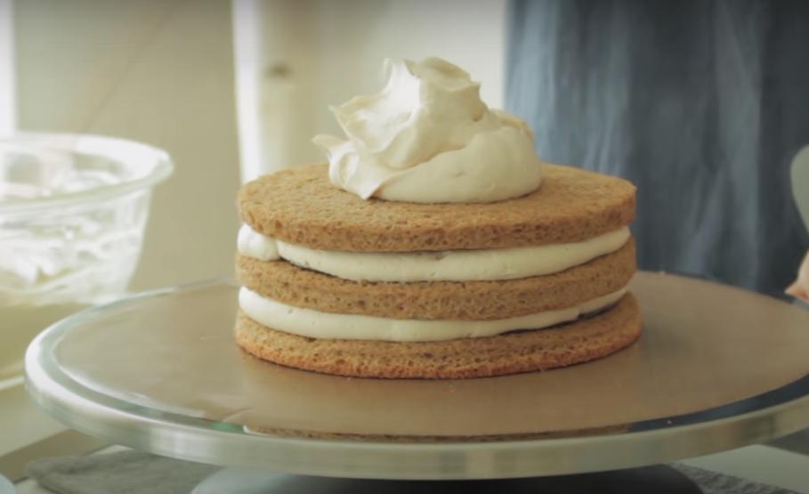 Стол украсит и вкусом порадует: готовим невероятно вкусный бисквитный тортик с кремом и кофейным ганашем