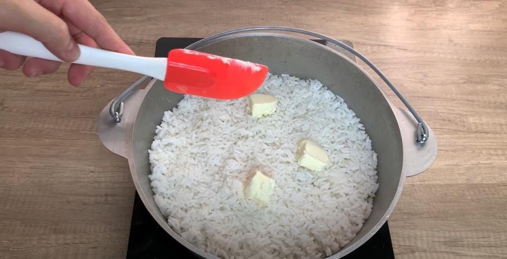Для изысканного плова и мясо не нужно: в рис добавляем картофель