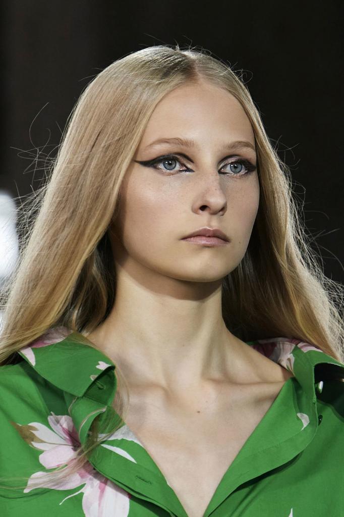 Жирные стрелки - тренд весеннего макияжа 2021: что в моде и как подобрать вариант для своего цвета глаз