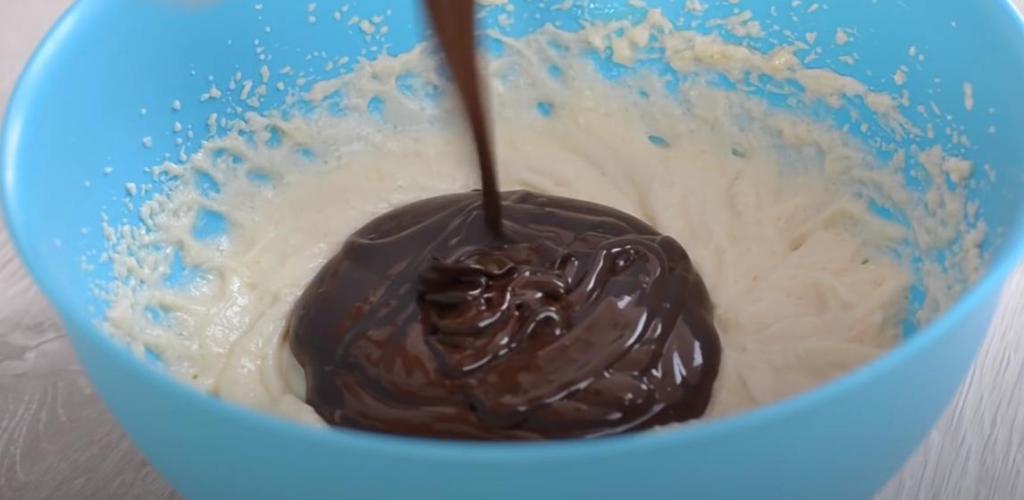 Скрученный шоколадный пирог с кремом: готовится из слоеного теста, но можно брать и замороженный полуфабрикат