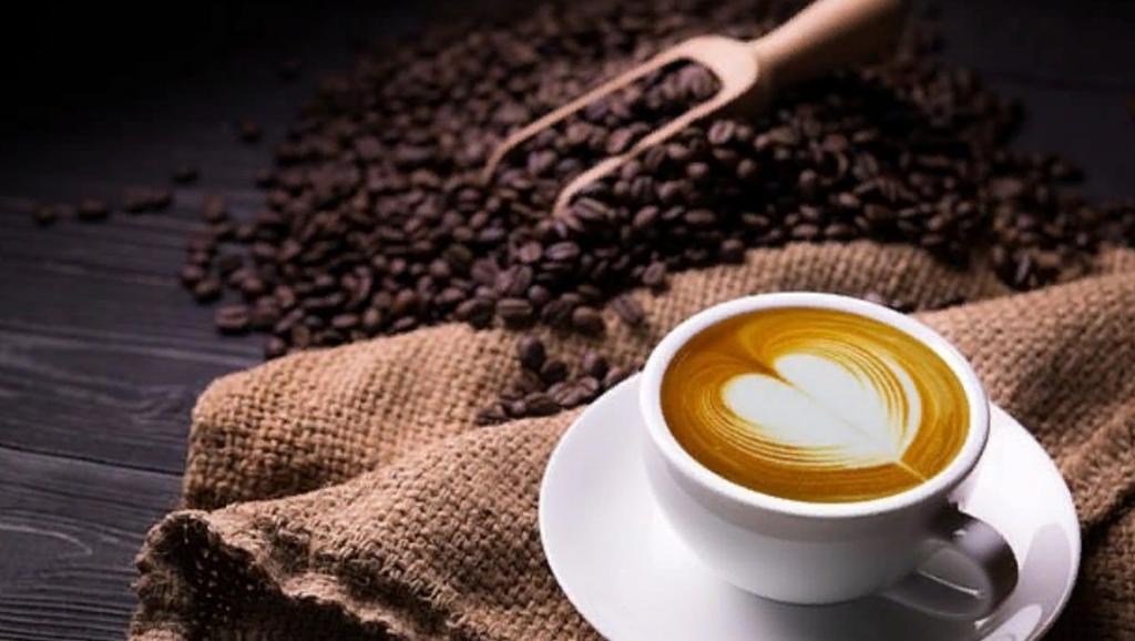 Исследователи обнаружили, что употребление крепкого кофе за 30 минут до тренировки увеличивает сжигание жира