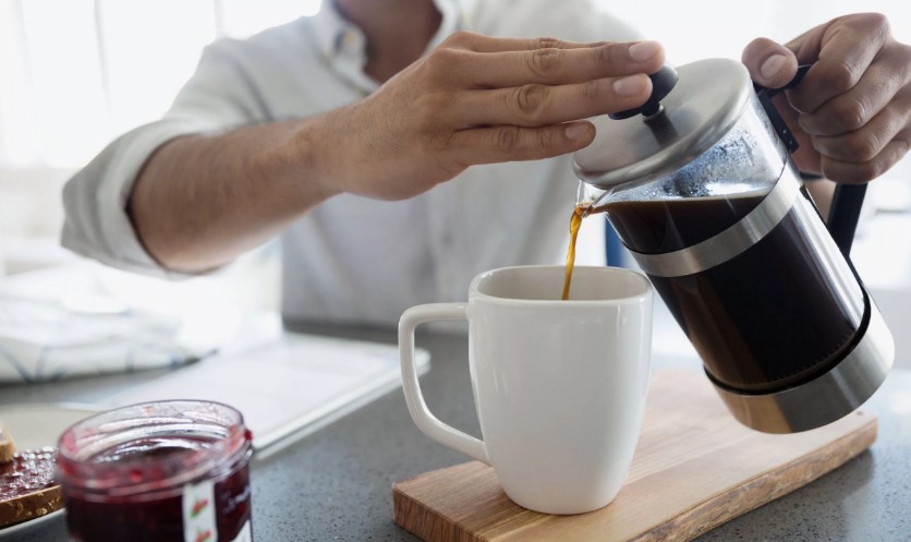Исследователи обнаружили, что употребление крепкого кофе за 30 минут до тренировки увеличивает сжигание жира