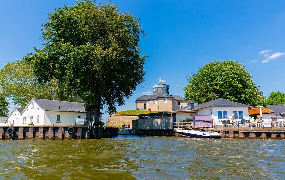 "Райский" остров в Германии: бывший военный форпост теперь превратился в сказочное место с музеем и бутик-отелем