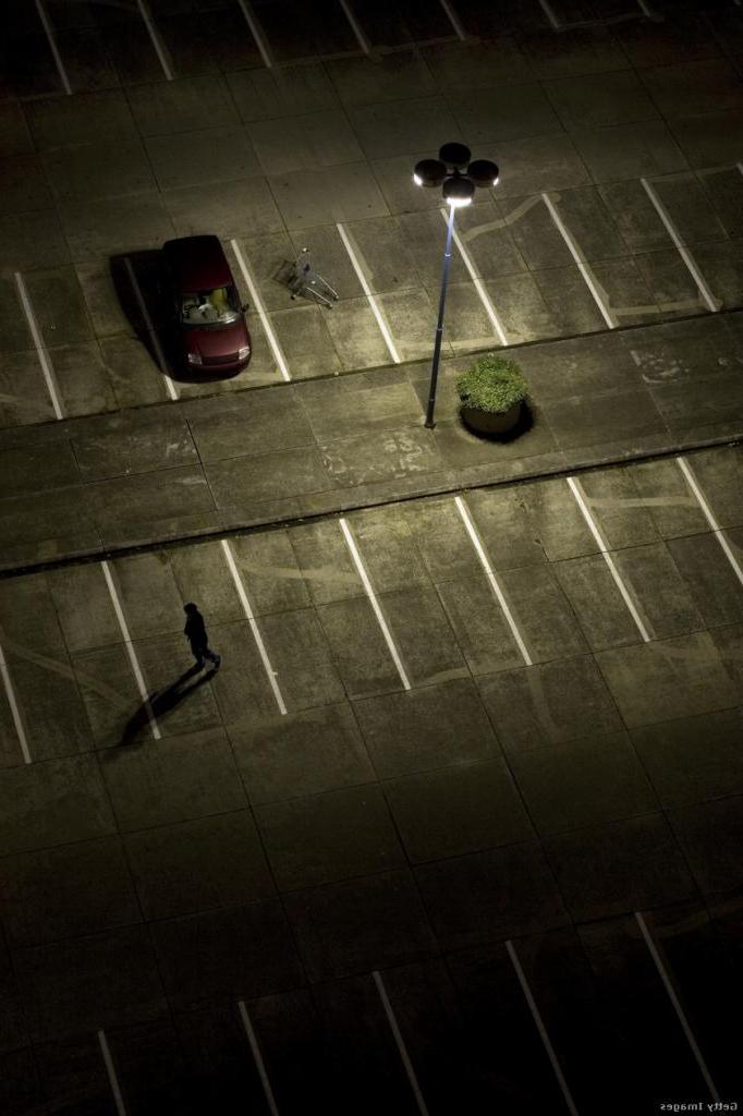 Убираем вещи и ставим машину под уличным фонарем: простые способы парковки с защитой от угона или взлома