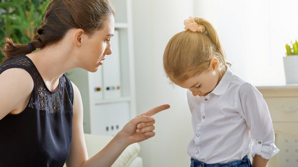 Выбирают друзей для своего ребенка сами: скрытые признаки токсичных родителей