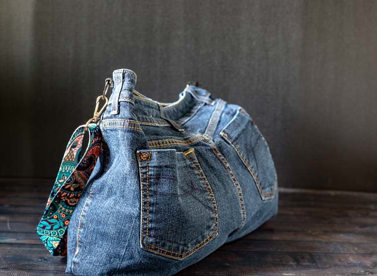 Как из старых джинсов сделать удобную сумку. Очень прочная и смотрится оригинально