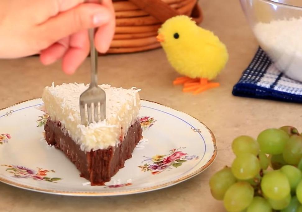 Постный десерт без яиц, молока и масла: пирог на манке получается такой, что пальчики оближешь