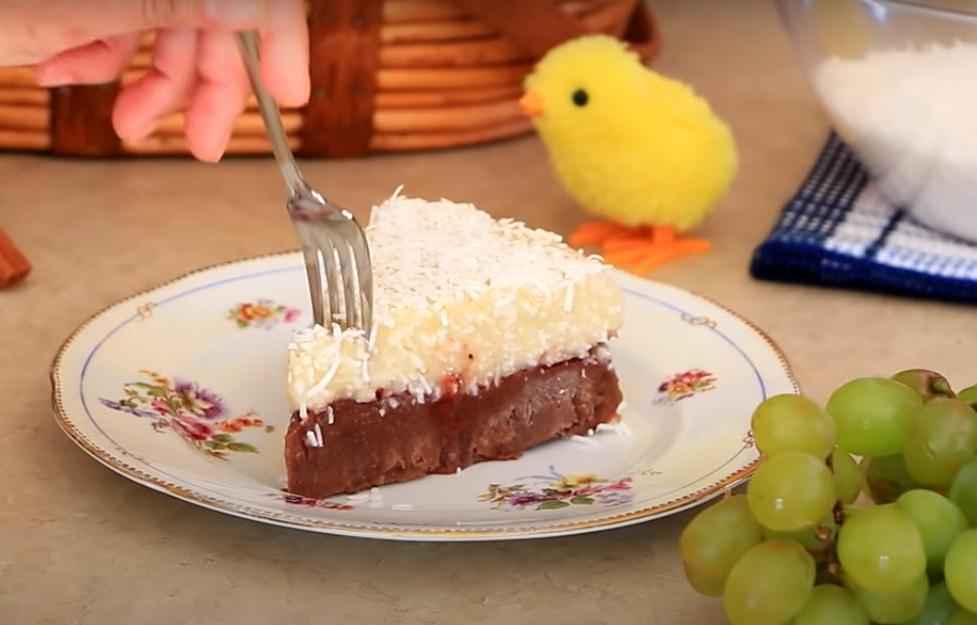 Постный десерт без яиц, молока и масла: пирог на манке получается такой, что пальчики оближешь