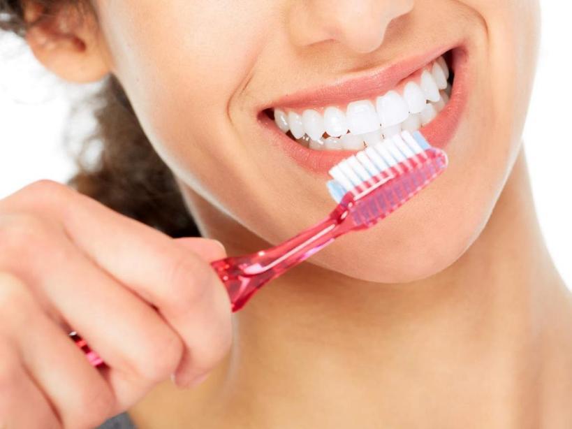 "Подойдут обычные профилактические": как правильно выбрать безопасную зубную пасту (совет стоматолога)