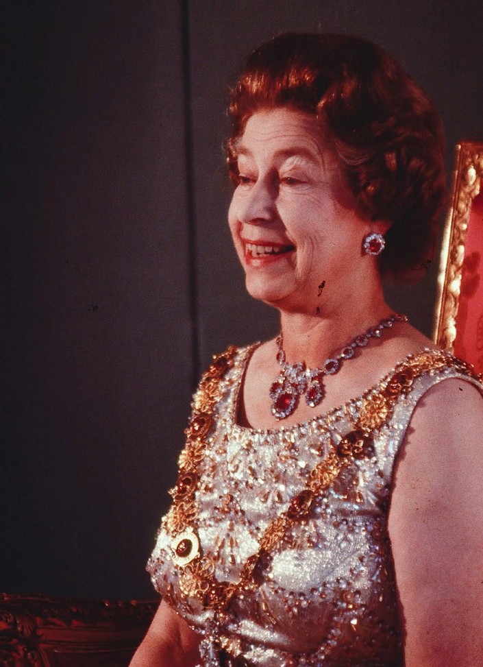 Обнаружены уникальные снимки британской королевы на троне, позирующей художнику для портрета в 1986 году