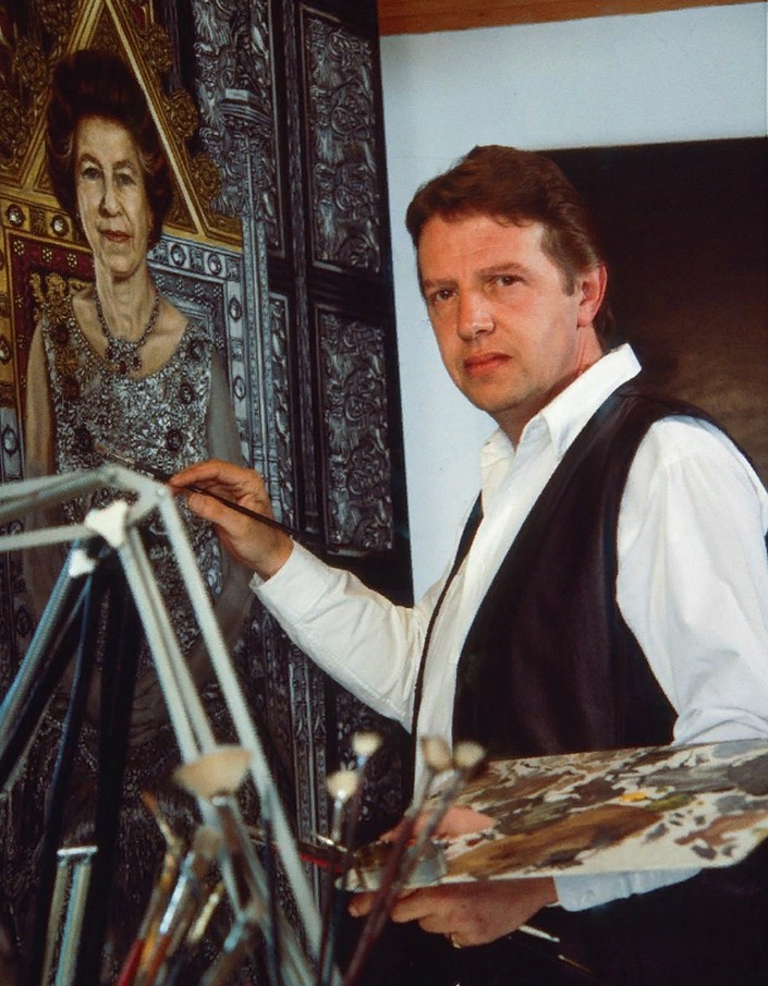 Обнаружены уникальные снимки британской королевы на троне, позирующей художнику для портрета в 1986 году