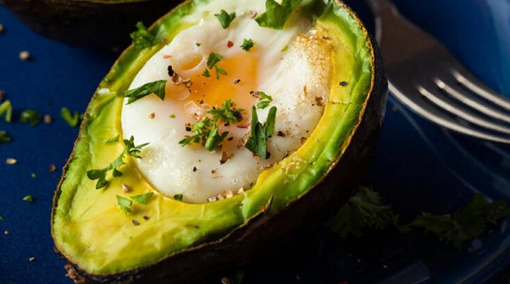 Батат, авокадо, корица, яйца: 10 продуктов для плоского животика