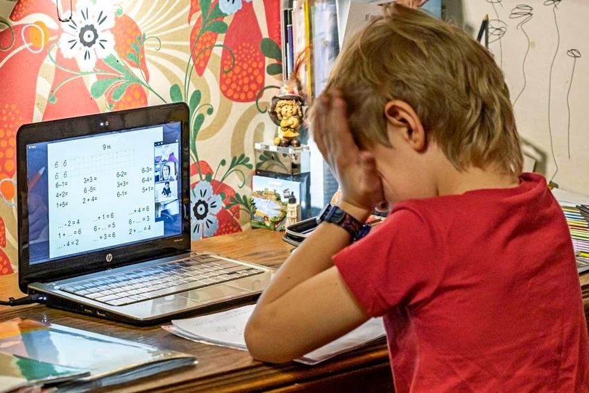 Глава Роспотребнадзора Анна Попова отметила повышенную угрозу здоровью детей из-за онлайн-обучения 