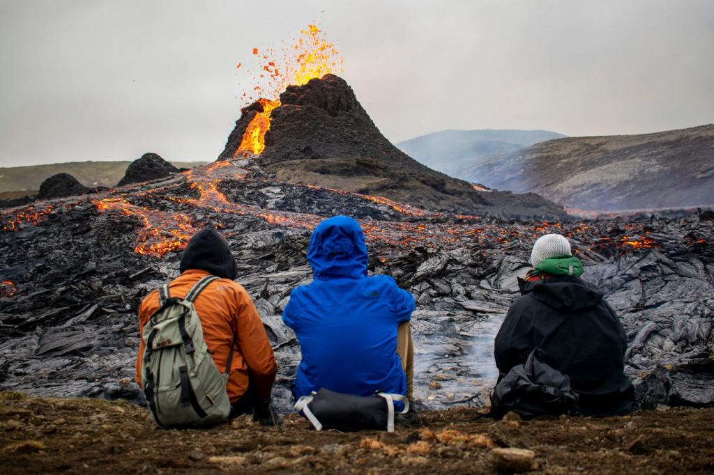 Вулканический бизнес: в Исландии ожил вулкан Фаградалсфьяль, и власти быстро организовали туристическую тропу