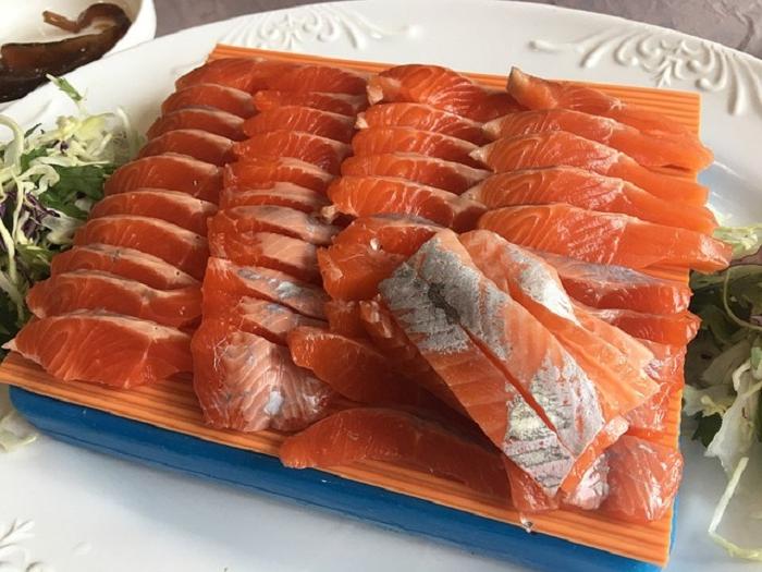 Как не испортить лосося и форель: простой способ приготовить малосольную красную рыбу в домашних условиях