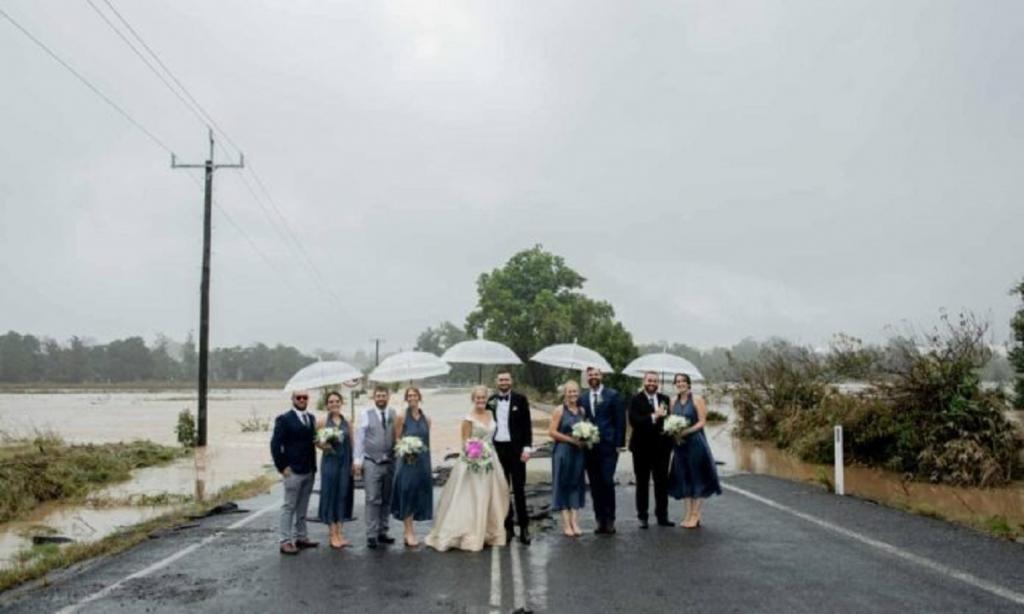 Паводковые воды и дождь не остановили свадьбу в Австралии. Молодожены воспользовались случаем и сделали фото