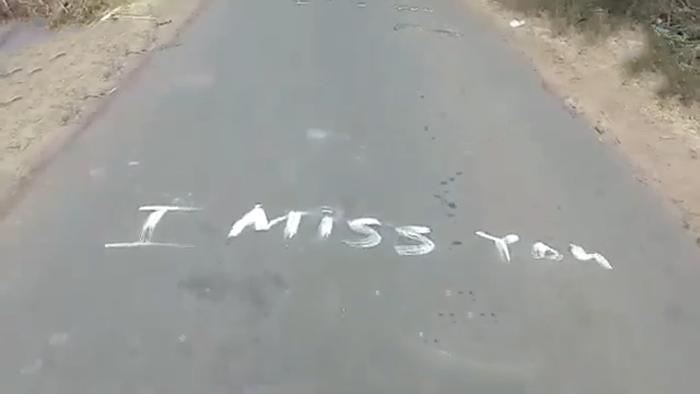 «Я люблю тебя!», «Я скучаю по тебе!»: переполненный чувствами к девушке индиец исписал 2,5 км шоссе любовными посланиями
