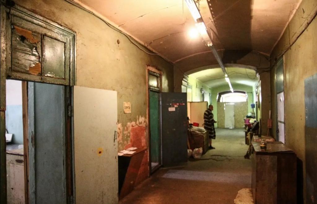 Прядильная фабрика Саввы Морозова не работает уже больше 100 лет, но с тех времен остались казармы, и в них до сих пор живут люди