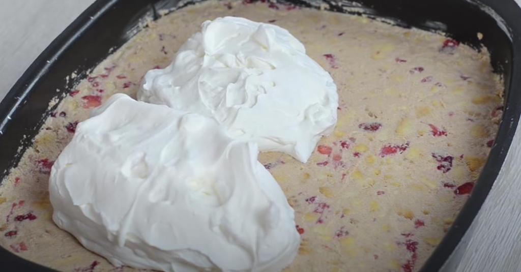 Пять ингредиентов и десять минут работы: быстрый йогуртово-клубничный торт (ягоды и фрукты можно брать любые)