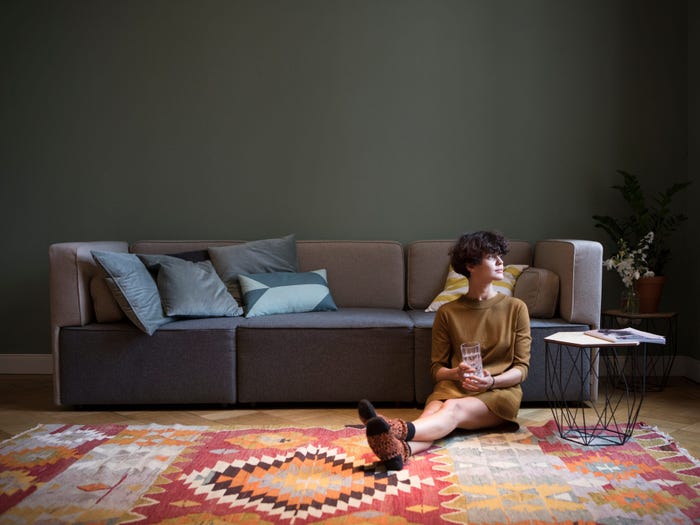 Мебель и декор в светлых тонах и еще 7 вещей в гостиной, которые могут вызвать стресс