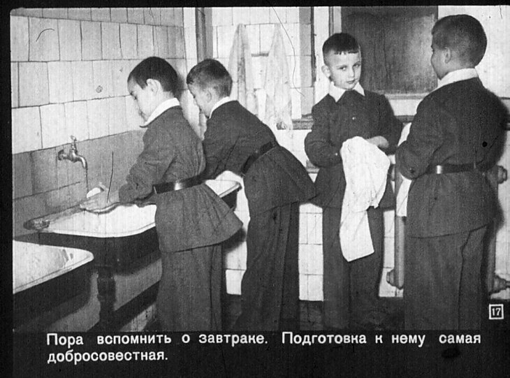 Уборка комнаты до завтрака и мытье ног перед сном: правила гигиены для школьников из диафильма 1959 года
