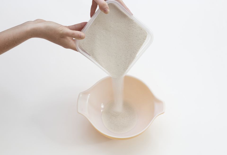 Как сделать домашний кинетический песок. Понадобится обычный песок, кукурузный крахмал и средство для мытья посуды: берем способ на заметку