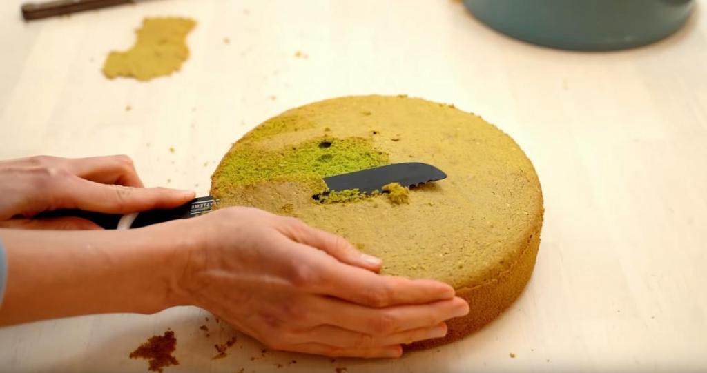 Бисквитный торт "Весенний" с апельсиновым кремом и шпинатом: рецепт яркого праздничного десерта