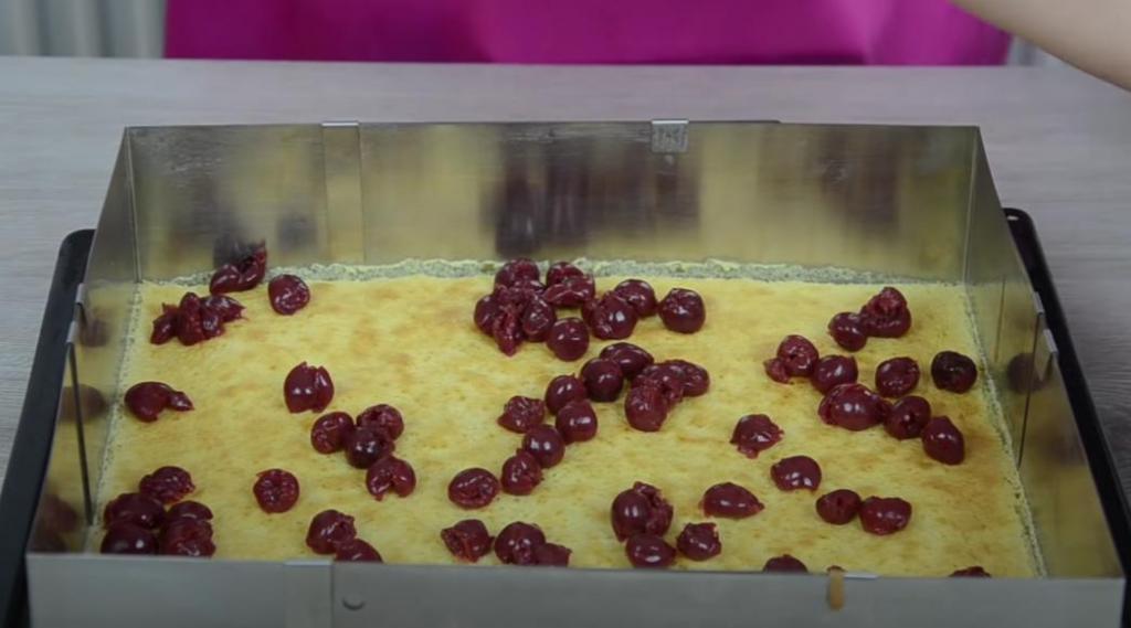 Красивый и очень вкусный торт "Красная Шапочка" с творожным кремом и вишневым желе: рецепт десерта