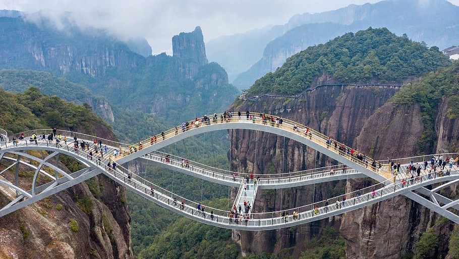 Не каждый отважится прогуляться по прозрачному волнистому мосту: фото "страшных" мостов в Китае