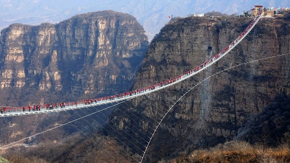 Не каждый отважится прогуляться по прозрачному волнистому мосту: фото "страшных" мостов в Китае
