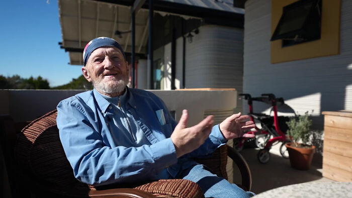 70-летний бездомный поселился в  доме, напечатанном в 3D, и делится впечатлением