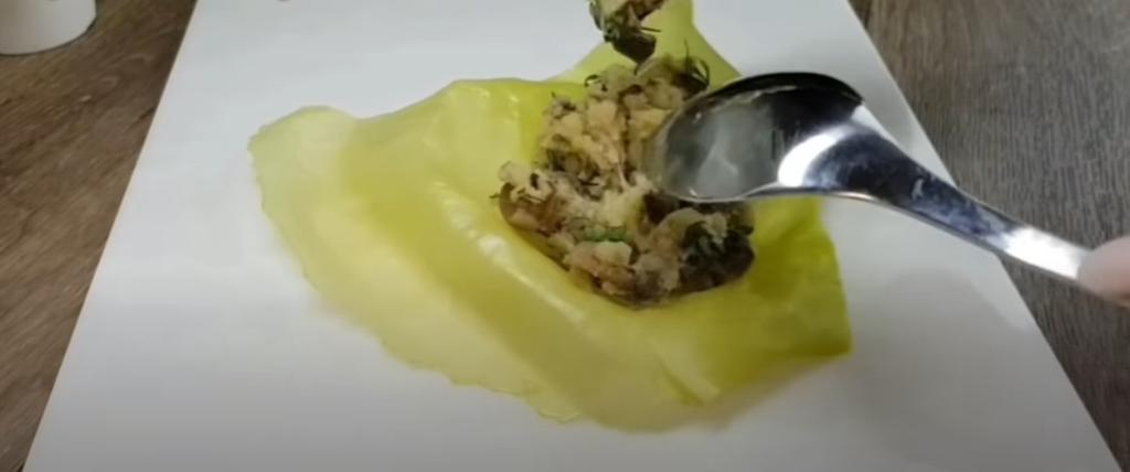 Жарим хрустящие пирожки "шиворот-навыворот": вместо теста берем лист капусты