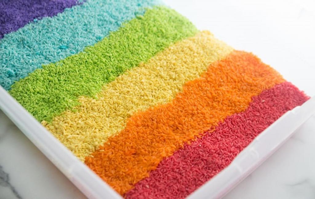 Как сделать для детских игр цветной яркий рис. Способ очень простой, да и дети с удовольствием помогают