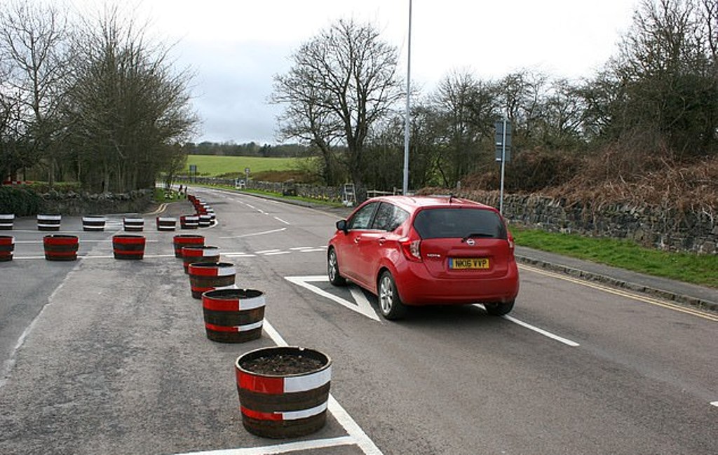 Как на гоночной трассе: почему в британской деревне на дороге установили красно-белые бочки