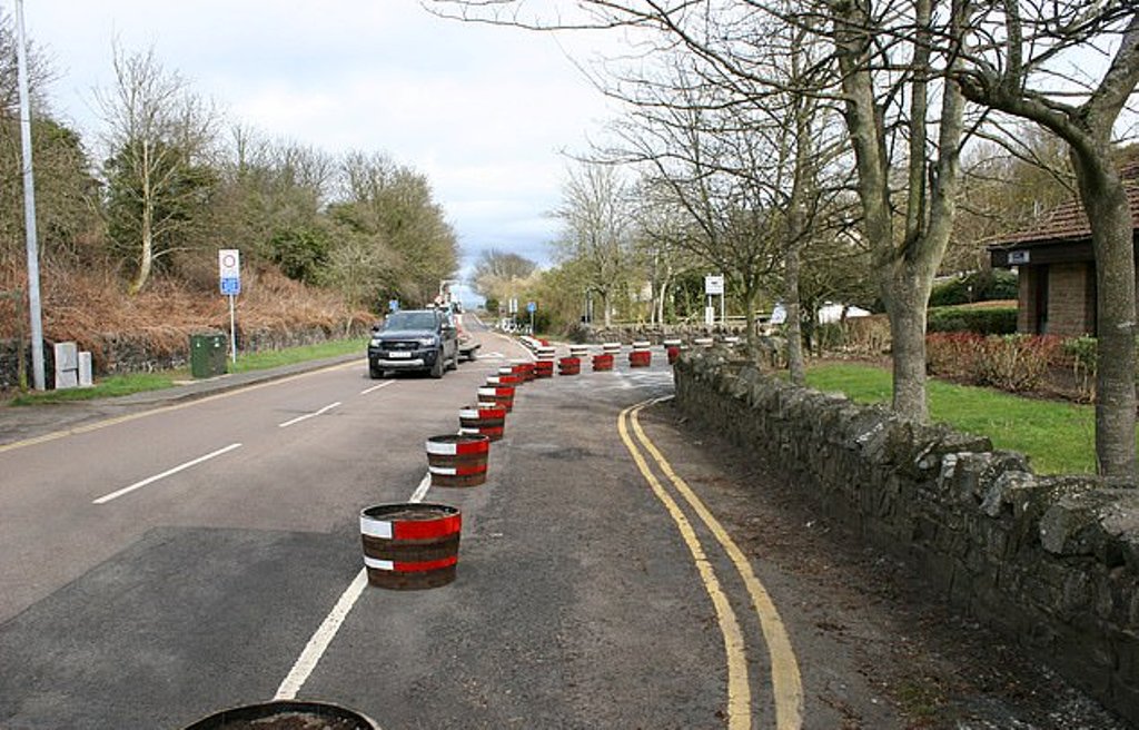Как на гоночной трассе: почему в британской деревне на дороге установили красно-белые бочки